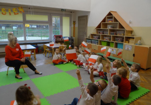 Dzieci słuchają opowiadania o Polsce